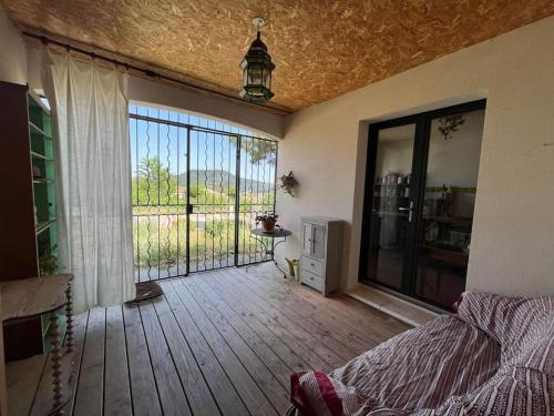 d'un salon avec une grande porte coulissante en verre. dans l'établissement Cosy sun-drenched home, 5 min walk to Les Vans, aux Vans