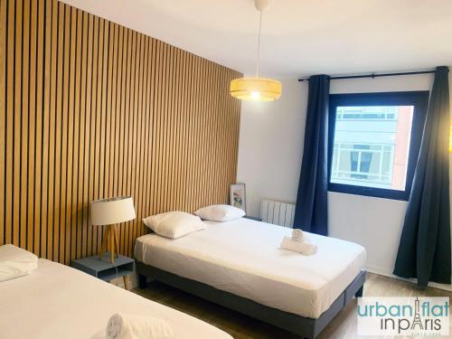 une chambre avec deux lits et une fenêtre dans l'établissement Urban Flat 167 - Luxury 1 Bedroom Flat in Paris, à Paris