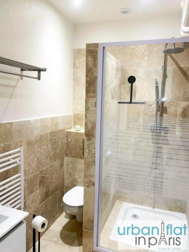 une salle de bain avec douche et toilettes dans l'établissement Urban Flat 167 - Luxury 1 Bedroom Flat in Paris, à Paris