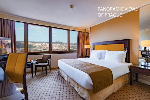 Grand Hotel Prague Towers في براغ: غرفة الفندق بسرير كبير ومكتب