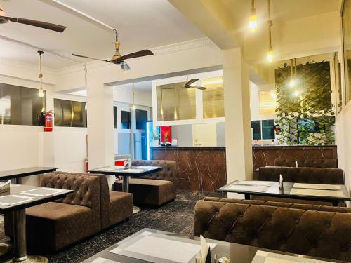 Posezení v ubytování HOTEL ROYAL SUITES AND ROOMS Near AIG Hospital Gachibowli