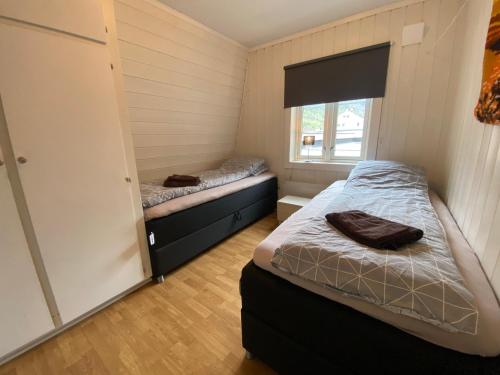 リューカンにあるSentralt hus i Rjukanのベッドルーム1室(ベッド2台、窓付)