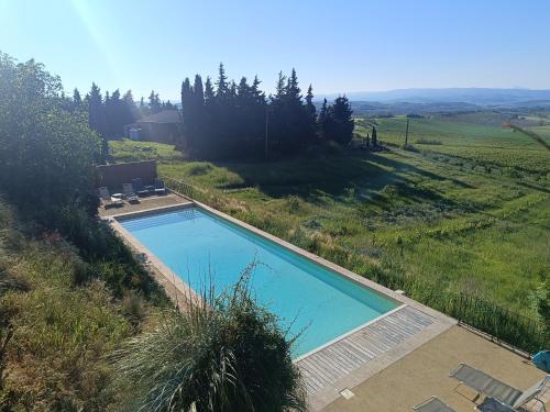 una vista aérea de una piscina en un campo en L'instant détente en Villarzel-du-Razès