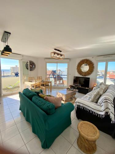 un salon avec un canapé et une table dans l'établissement Opale beach, Merlimont,100msea,2 bedrooms, parking, à Merlimont