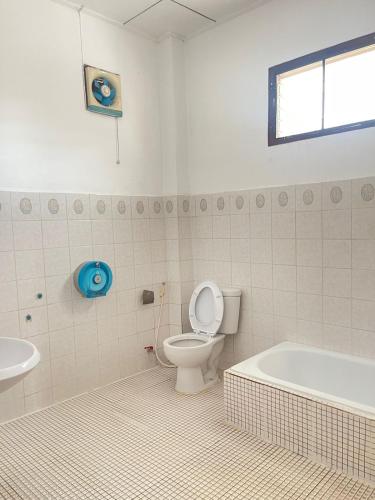 uma casa de banho com um WC, uma banheira e um lavatório. em Saysouly Guest House em Ban Nongdouang