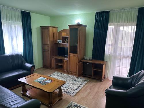 een woonkamer met een bank en een salontafel bij Erene Hotel in Câmpulung Moldovenesc