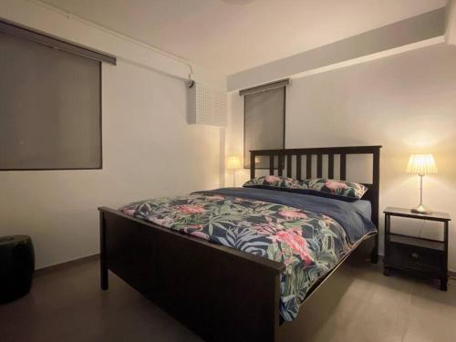 ein Schlafzimmer mit einem großen Bett und einem großen Fenster in der Unterkunft Holiday Let - Mui Wo, Lantau Island in Hongkong