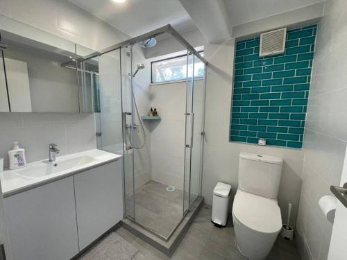 uma casa de banho com um chuveiro, um WC e um lavatório. em Holiday Let - Mui Wo, Lantau Island em Hong Kong