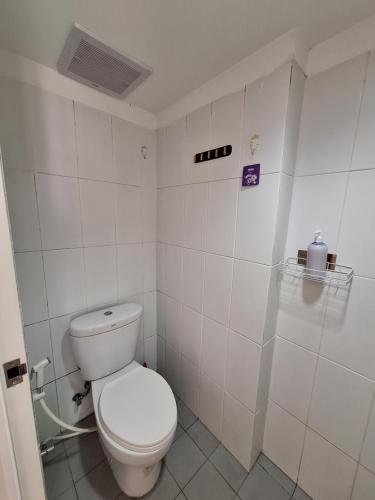 Phòng tắm tại Grand Sentraland Karawang by DnA Rooms