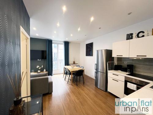 une cuisine et un salon avec une table et un canapé dans l'établissement Urban Flat 24 - Charming Home in Paris, à Paris