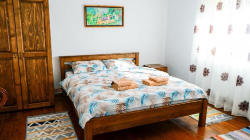 a bedroom with a bed with a wooden frame at La mosu Rovin 