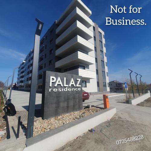 un panneau devant un bâtiment avec une mention « pas pour les entreprises » dans l'établissement TOMIS Studio 4B, à Constanţa