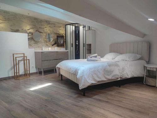 une chambre avec un grand lit et un lavabo dans l'établissement Maison au calme pour 8 personnes à 2 pas du château d Anjou, à Anjou