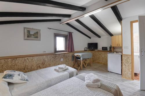 sala de estar con 2 camas y cocina en Apartments Smile en Grožnjan