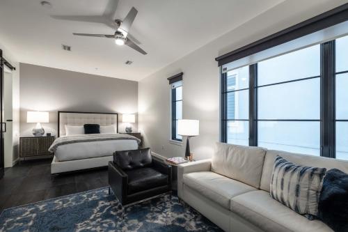 Una cama o camas en una habitación de 121 Hotel by AvantStay Modern Comfort in Nashville's West End