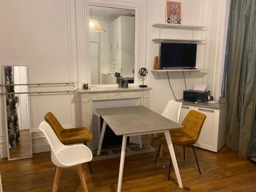 une salle à manger avec une table et deux chaises dans l'établissement Appartement Passy Tour Eiffel, à Paris