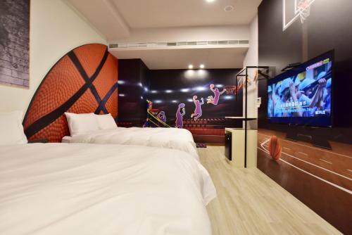 a bedroom with two beds and a flat screen tv at Muen Yuan Dong Hot Spring Hotel in Jiaoxi