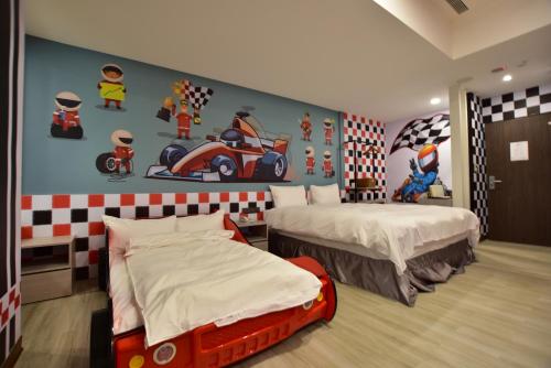 a bedroom with two beds and a painting on the wall at Muen Yuan Dong Hot Spring Hotel in Jiaoxi