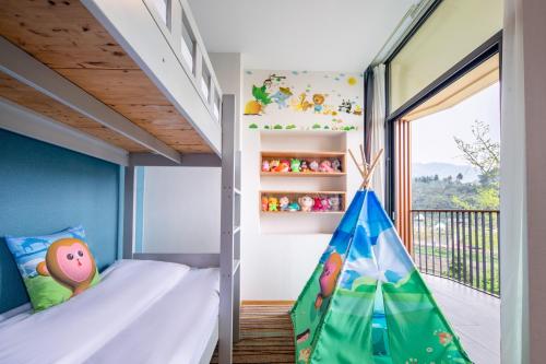 a childrens room with a bunk bed and a balcony at Holiday Inn Express Emei Mountain by IHG in Emeishan