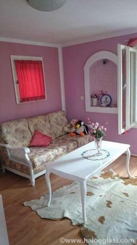 sala de estar con sofá y mesa en Kuća na Drini, en Luke