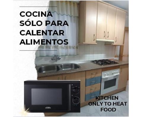 eine Küche mit Mikrowelle und Spüle in der Unterkunft Alicante Habitación Oasis in Alicante