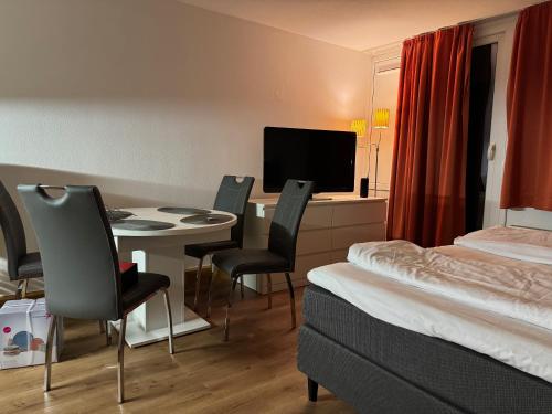 une chambre d'hôtel avec un lit, une table et des chaises dans l'établissement Ferienwohnung Emilia - Ruheoase und Entspannung, à Sankt Englmar