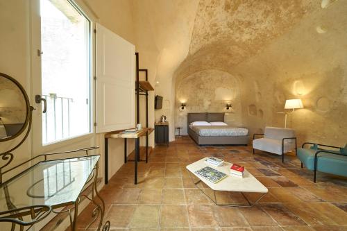 sala de estar con cama y sofá en Ai Terrazzini en Matera