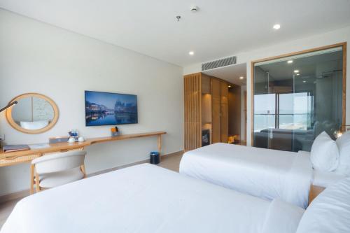 Una cama o camas en una habitación de Seabird Hotel Thien Cam