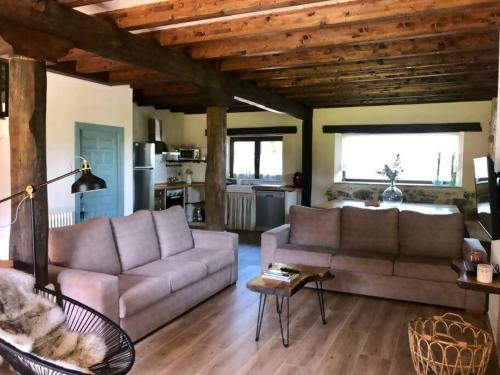 una sala de estar con un sofá y una mesa en La Fontana de Pedroso, descubre Cabárceno y Cantabria, en Villacarriedo