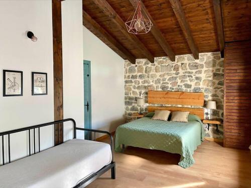Llit o llits en una habitació de La Fontana descubre Cabarceno y Cantabria