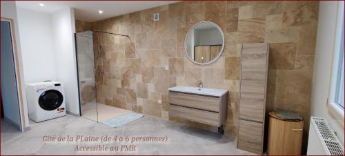 een badkamer met een wastafel en een spiegel bij CAMPING DES OISEAUX- Baie de Somme in Rue