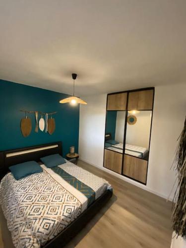 une chambre avec un lit et un grand miroir dans l'établissement Appartement T3 Idéal Plage et Commerces à Pied, Parking Privé, à La Ciotat