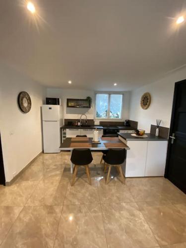 une cuisine avec une table et des chaises dans une pièce dans l'établissement Appartement T3 Idéal Plage et Commerces à Pied, Parking Privé, à La Ciotat