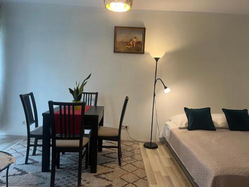 una camera con un tavolo, sedie e un letto di Apartament Łagiewniki Krakow a Cracovia