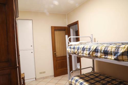 1 dormitorio con 2 literas y puerta en La Dimora di Nonno Piero, en Manta
