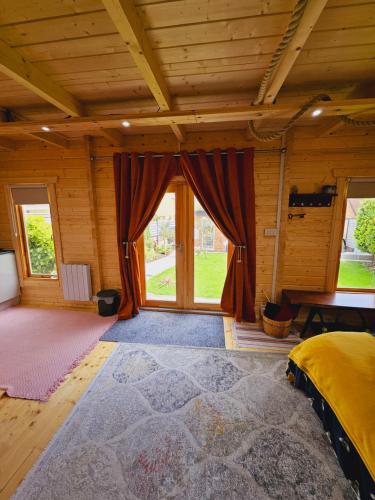 Giường trong phòng chung tại Cosy Self-Contained Log Cabin, Private Entrance & Free on St Parking
