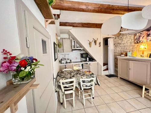 - une cuisine avec une table et des chaises dans la chambre dans l'établissement à St Rémy Petite maison au coeur du village, à Saint-Rémy-de-Provence