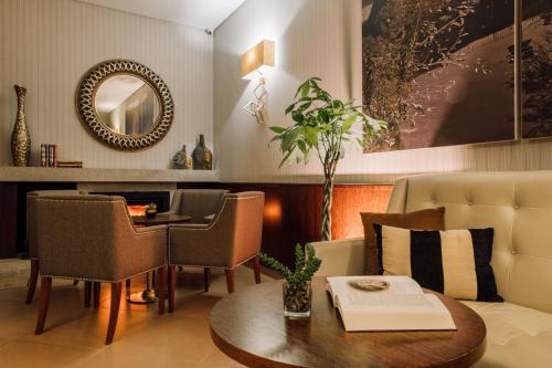 - un salon avec un canapé et une table dans l'établissement Alva Valley Hotel, à Oliveira do Hospital