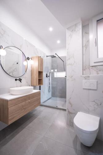 une salle de bain avec toilettes, lavabo et douche dans l'établissement Monte Carlo Border - Luxury cosy and modern flat, à Beausoleil
