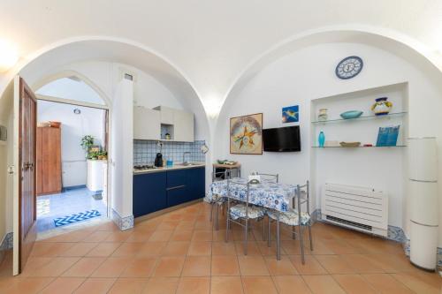 uma cozinha e sala de jantar com mesa e cadeiras em Apartment Stella Maris em Capri