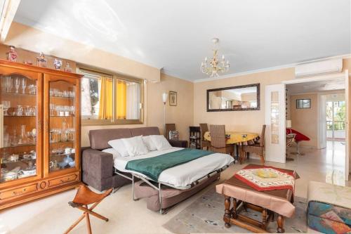 une chambre avec un lit et une salle à manger dans l'établissement Appartement vue piscine, proche mer, à Vallauris