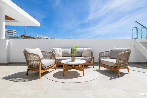 un gruppo di sedie e un tavolo sul tetto di Penthouse Diamond - Private Pool, Terrace, Sea View, Gym & BBQ a Las Lagunas Mijas