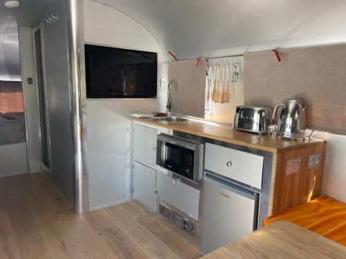 eine kleine Küche mit einer Theke und einer Mikrowelle in der Unterkunft The Silver Spirit in Gildingwells