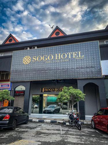 un hotel con una moto parcheggiata di fronte di Sogo Hotel l a Kampung Patau Patau Dua