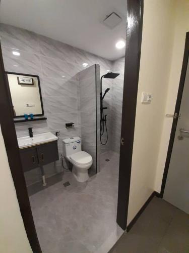 een badkamer met een toilet, een wastafel en een douche bij Sogo Hotel l in Kampung Patau Patau Dua