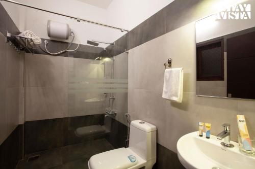 ワイナードにあるStayVista at Lakeside Leisureのトイレと洗面台付きのバスルーム