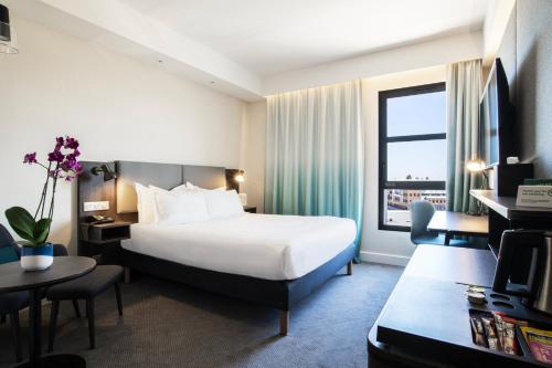 Ένα ή περισσότερα κρεβάτια σε δωμάτιο στο Holiday Inn Dijon Sud - Longvic, an IHG Hotel