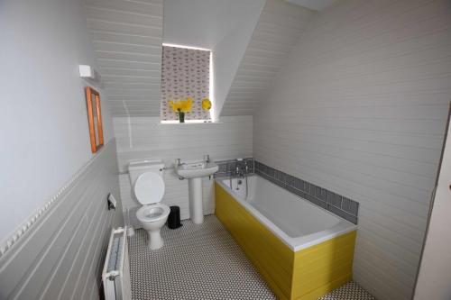 W łazience znajduje się toaleta, wanna i umywalka. w obiekcie Rural Farmhouse on Kintyre, West Coast hidden gem w mieście Kildalloig