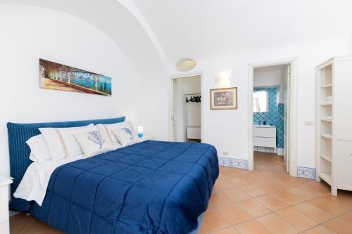um quarto com uma cama azul e uma casa de banho em Apartment Stella Maris em Capri
