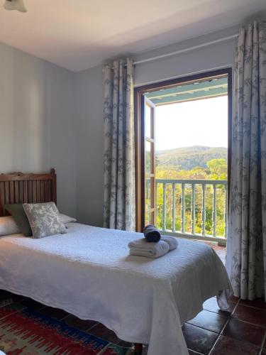 1 dormitorio con cama y ventana grande en Casa Buganvilla, Comillas, Cantabria, 